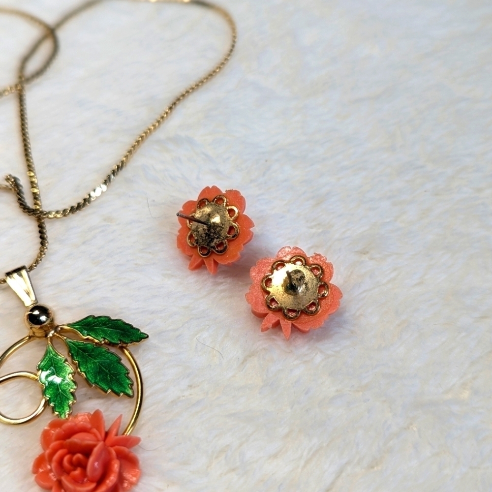 Vintage 70's Coral Resin & Enamel Floral Pendant, Brooche and Pierced Earrings - Picture 11 of 12